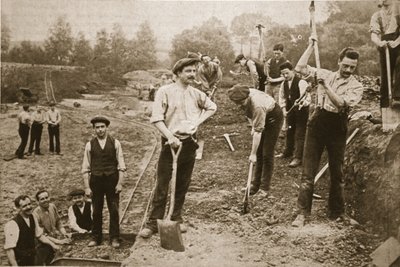 Objetores de conciencia empleados útilmente: hombres del N.C.C. en una carretera militar, ilustración de The Illustrated War News, 23 de agosto de 1917 de English Photographer